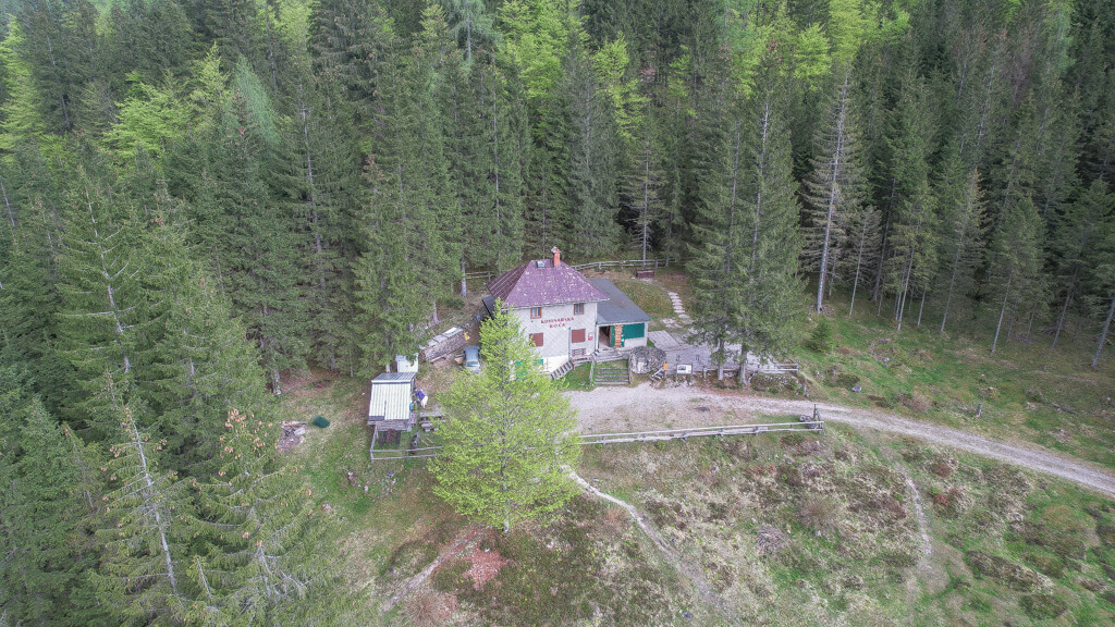 Kovinarska koča v Krmi (870 m)