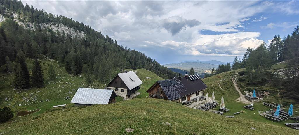 Blejska koča na Lipanci (1631 m)